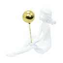 Escultura em Resina Branca Menina Segurando um Balão Dourado