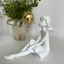 Escultura em Resina Branca Menina Segurando um Balão Dourado